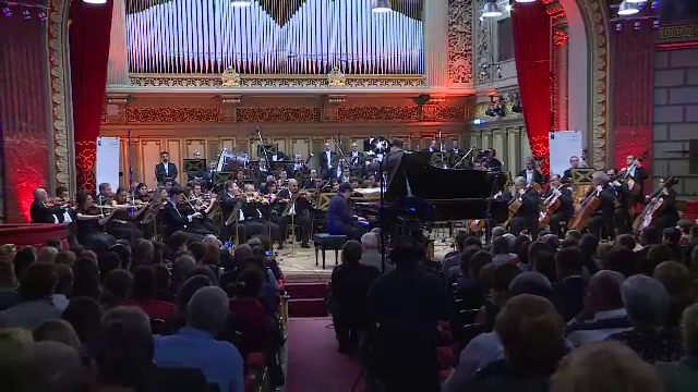 Concursul "George Enescu" s-a incheiat duminica cu un spectacol de video mapping. "Cat exist, vreau sa cant"