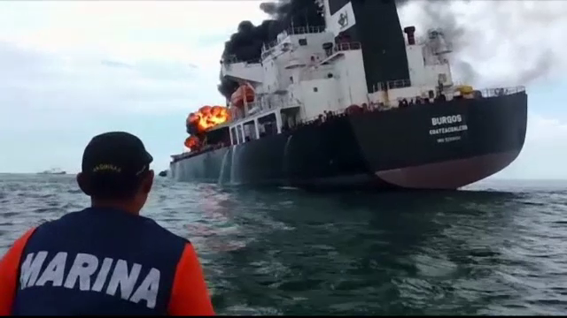 O nava care transporta benzina a luat foc. Compania petroliera sustine ca nu e niciun pericol pentru populatie