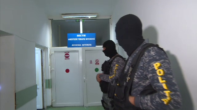 Unul dintre barbatii injunghiati saptamana trecuta in Targu Jiu a murit. Fiul sau, ranit si el in scandal, ramane internat