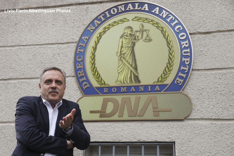 Fost sef din Politia Romana, retinut de DNA. "Obtinea ilegal numele unor victime din accidente auto si obtinea daune"