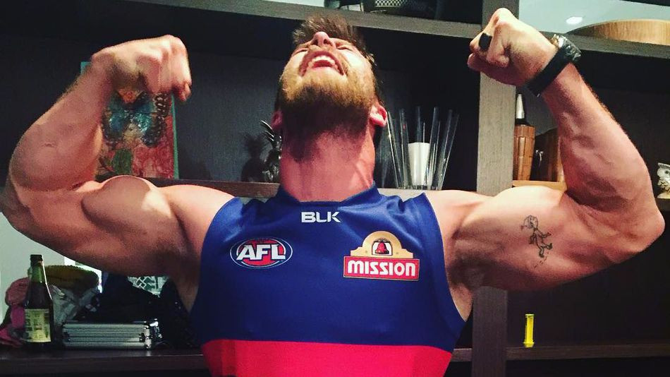 FOTO: Cine este vedeta care a postat aceasta poza pe net! Se bucura dupa ce echipa lui a castigat