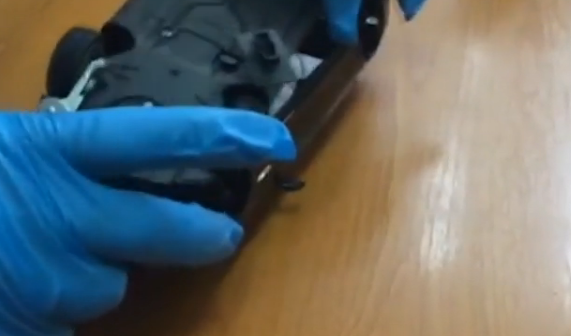 O masina de jucarie urma sa fie trimisa din Moldova in Statele Unite. Ce au gasit vamesii in interiorul ei. VIDEO