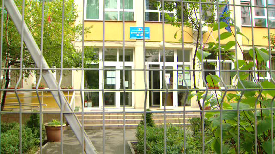 Revolta impotriva profesorului de desen, la o scoala din Capitala. Ar fi fost vazut cautand prin gunoaie, la bustul gol