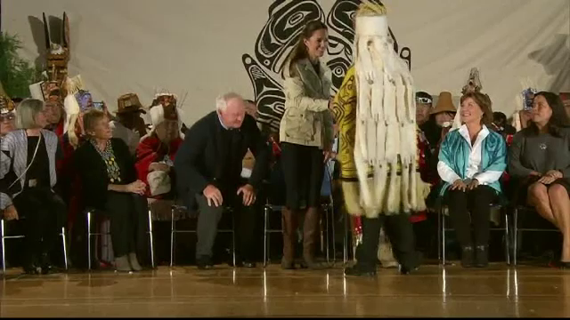 Ducesa de Cambridge a renuntat la rochiile elegante pentru o tinuta casual in vizita in Canada. Cadoul oferit cuplului regal