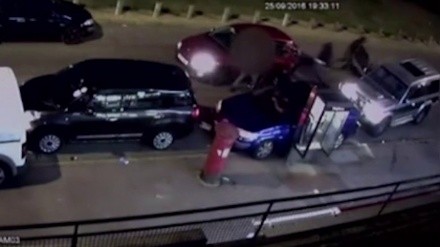 Bataie cu lanturi si cutite pe strazile din Londra. Scenele brutale surprinse de camerele de supraveghere