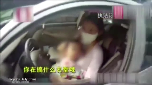 A fost amendata pentru ca isi alapta copilul la volan. Motivul invocat de o mama din China in fata politistilor