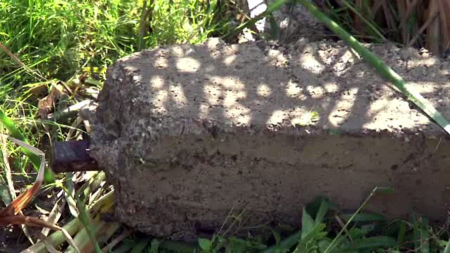 Copil strivit de un stalp de beton, intr-un sat din Bacau. Cine ar fi de vina pentru incidentul tragic