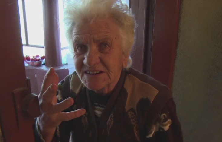 "Mi-a zis, banii! Scoate inelul!" O batrana a povestit cum a fost atacata si jefuita in casa. Ce s-a intamplat cu hotii