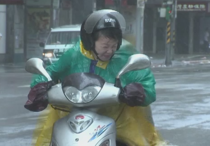 Trei persoane au murit si 167 au fost ranite in urma taifunului Meghi, care a maturat Taiwanul. Vantul a atins 200 de km/h