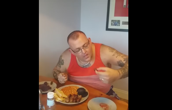 Un britanic s-a filmat in timp ce manca placenta sotiei sale. Ce gust a spus ca are. VIDEO