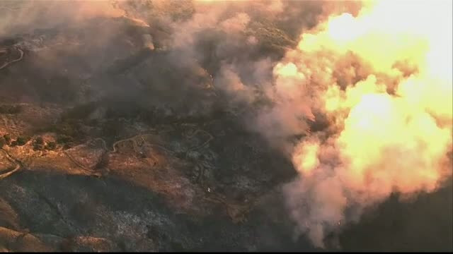 Sute de persoane au fost evacuate in California din cauza unui incendiu care inainteaza amenintator