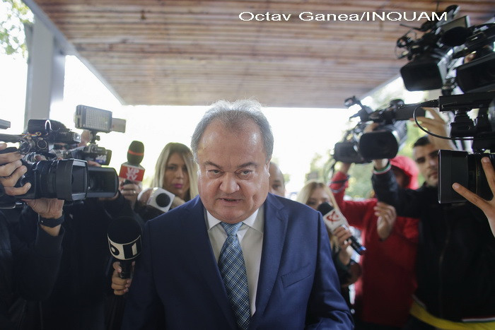 "Imi depun demisia din functia de copresedinte al PNL". Vasile Blaga, pus sub control judiciar, ar fi luat 700.000 euro