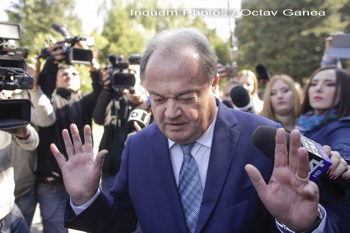 Vasile Blaga, la DNA Ploiesti. Fostul sef al PNL, suspectat de trafic de influenta, a apelat pana acum la dreptul la tacere