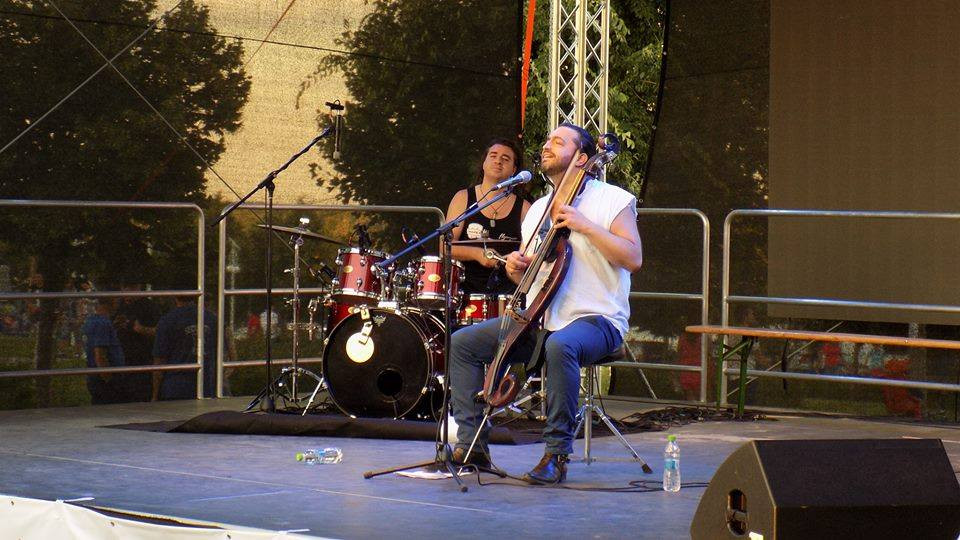 Violoncelistul Adrian Naidin spune ca a sarit pe geam speriat de interventia mascatilor: "Credeau ca e un rai al drogatilor"