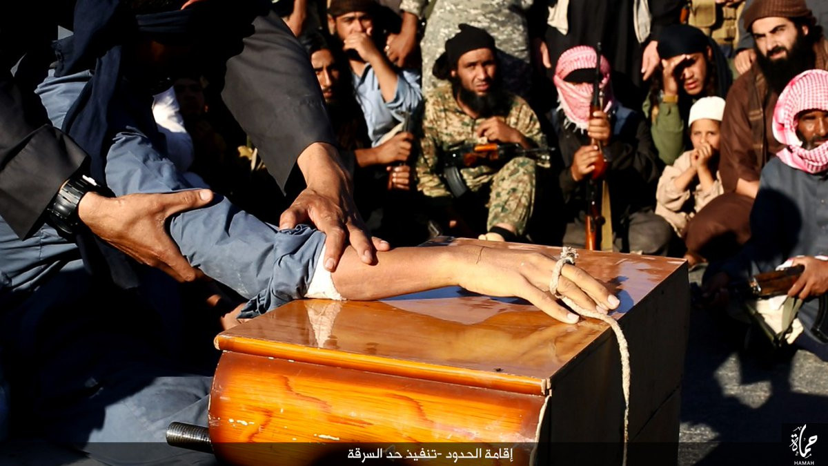 Imagini socante din inima Statului Islamic. Momentul in care unui barbat i se taie mana pentru furt