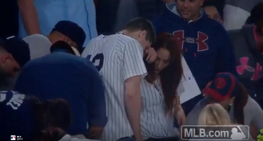 Si-a cerut iubita in casatorie pe stadion, dar i-a scapat inelul! Reactia iubitei cand toate camerele erau pe ei