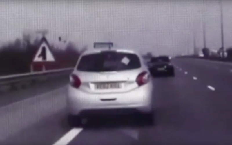 Cum a reusit sa opreasca un politist o masina la volanul careia era o femeie intrata in coma. VIDEO