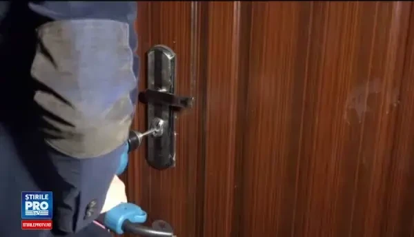 Zeci de familii au fost evacuate dintr-un loc de locuinte sociale, in Baia Mare. Scandalul facut de cei care au refuzat