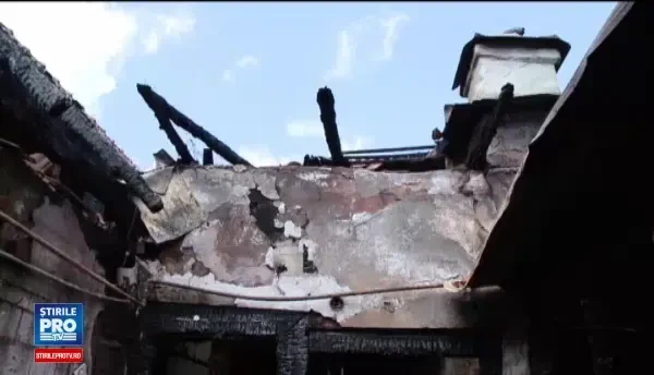 Un batran din Brasov a incendiat casa iubitei sale si pe cea a vecinului. Omul era suparat din cauza banilor de inmormantare