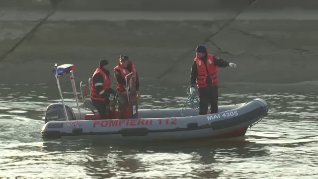 Pescar dispărut pe râul Olt, căutat de pompieri şi poliţişti