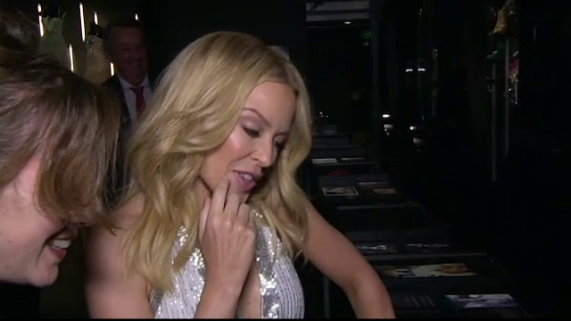 Kylie Minogue a celebrat trei decenii de cariera cu o expozitie dedicata costumelor pe care le-a purtat pe scena