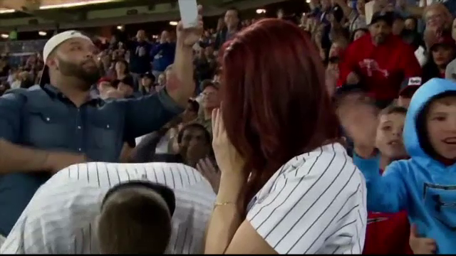 Si-a cerut iubita de sotie pe stadionul Yankees, dar a pierdut inelul din cauza emotiilor. Ce s-a intamplat dupa 5 minute