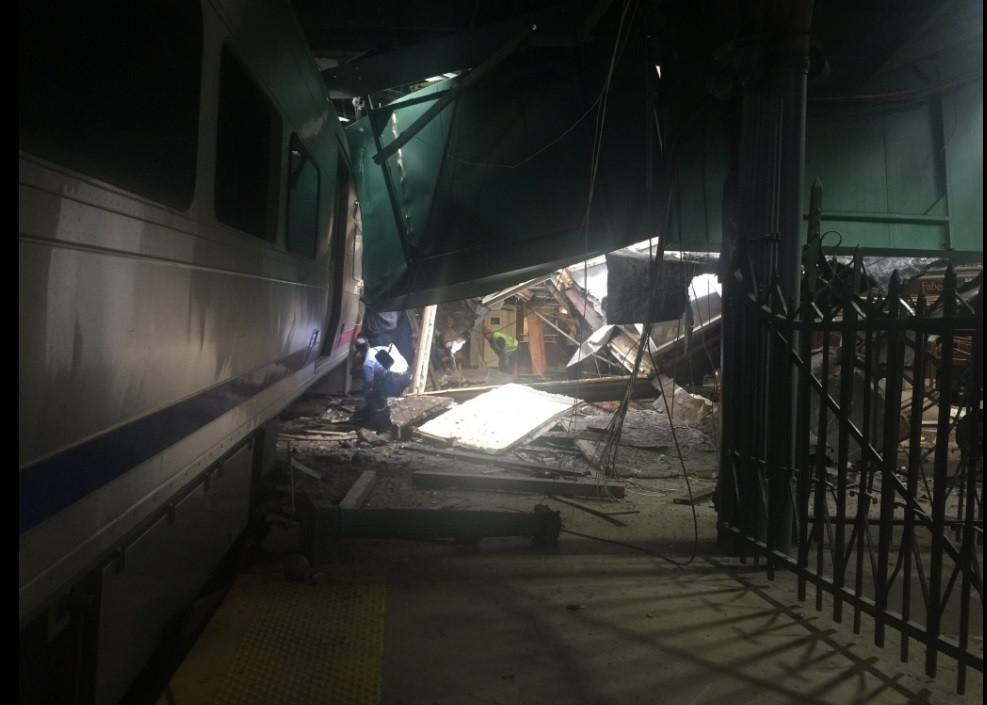 Cauza accidentului feroviar din New Jersey. O femeie a murit si 108 oameni au fost raniti dupa ce trenul s-a urcat pe peron