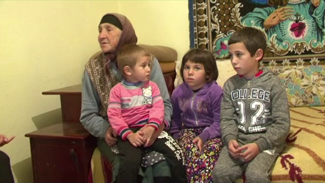 Trei frati din Dolj, parasiti de mama pentru noul iubit. Bunica acuza: "Le-a spus ca-i omoara, ca-i arunca la caini"