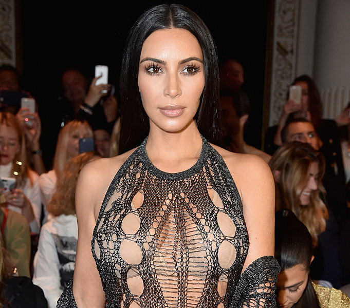 Kim Kardashian a intors toate privirile la Saptamana Modei de la Paris. De ce si-a tinut tot timpul mana in zona intima