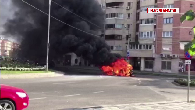 O masina a luat foc in mers, in mijlocul unei intersectii din Bacau. Cei doi pasageri s-au salvat la timp