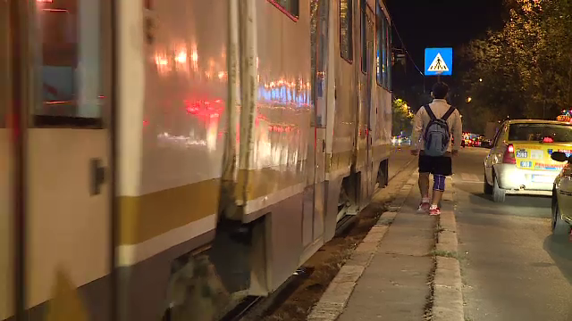 Statiile de tramvai din Capitala, considerate de calatori un pericol. "Pot sa cad in fata masinii, sa ma accidentez"