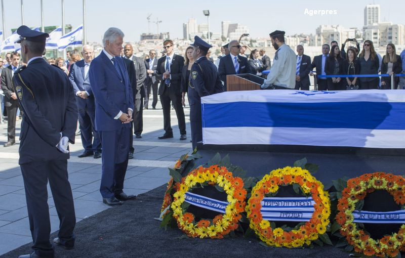 "A trecut mult timp". Liderul palestinian si cel israelian si-au strans mana la funerariile lui Shimon Peres