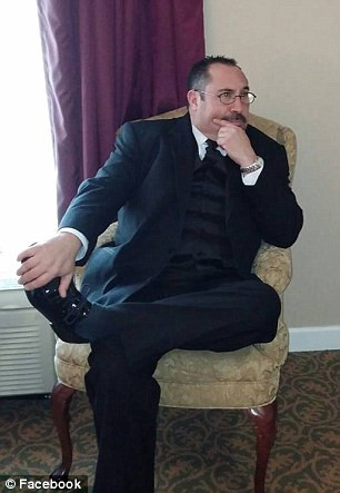 Era un om normal, pana a atins o bucata de hartie, apoi viata lui s-a schimbat iremediabil. Ce a patit barbatul