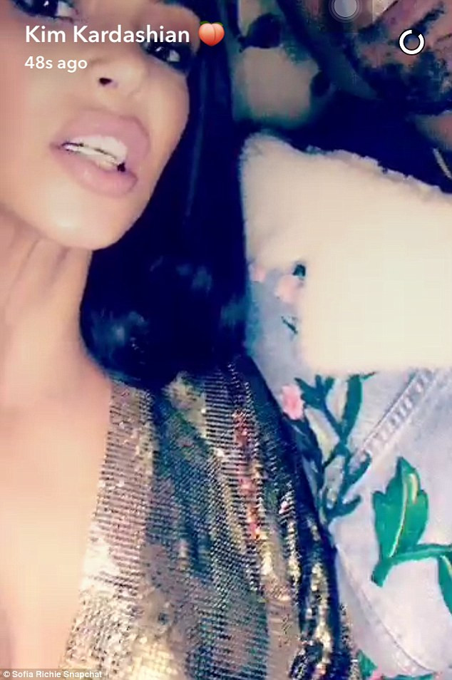 Kim Kardashian a reusit sa ii surprinda pe fotografii din Paris. Ce a purtat vedeta in gura. FOTO