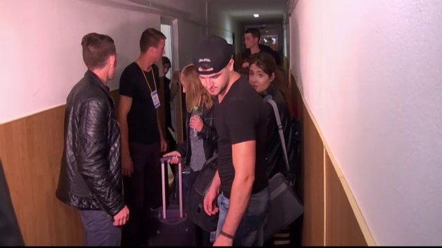 Studentii au inceput sa isi ocupe locurile in camin. "Aici am zacusca, compot de visine"