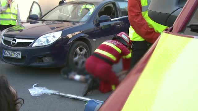 Simulare de accident la o scoala din Capitala. Politistii de la Brigada Rutiera vor sa ii invete pe elevi cum sa traverseze