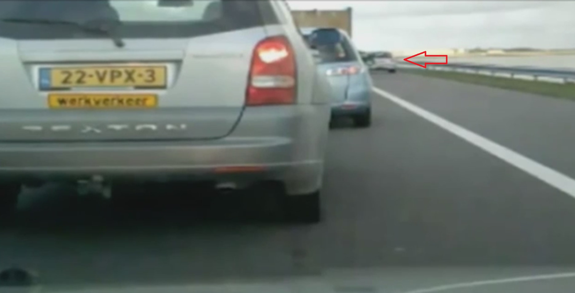 Karma a lovit imediat! Ce s-a intamplat imediat dupa ce un sofer a vrut sa depaseasca o coloana de masini