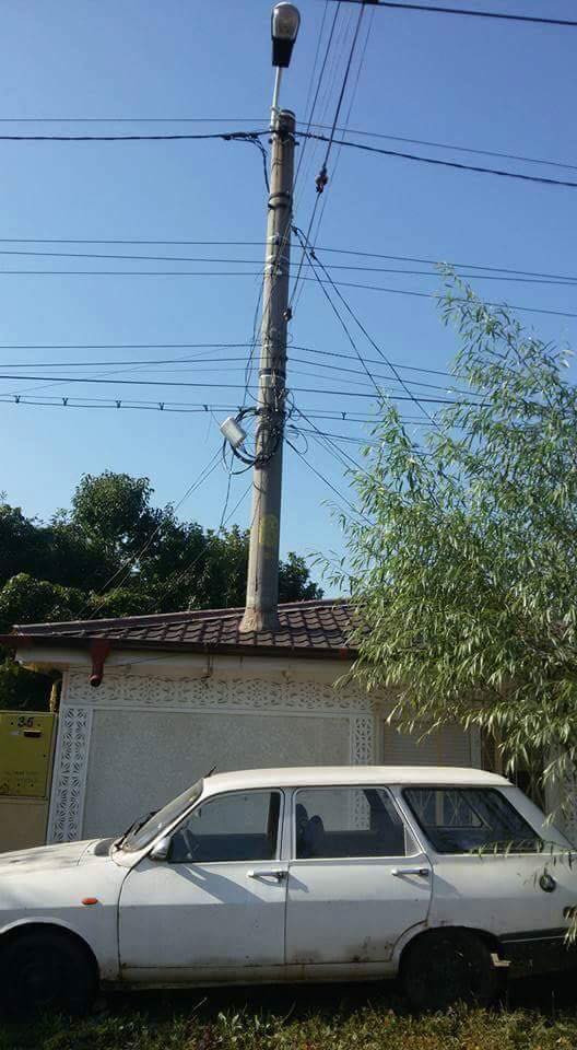 Cum a aparut un stalp de electricitate in mijlocul unei case. Imaginea surprinsa in Romania. FOTO