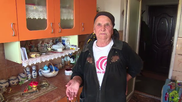 Socul suferit de o femeie din Targoviste cand a primit in casa doua "angajate la primarie". "Iti iau gatul ca la pui"