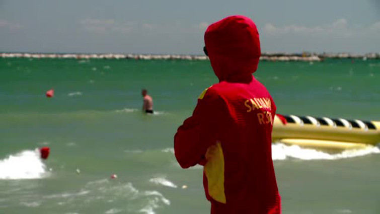 Week-end de vara pe Litoral, la inceput de octombrie. Povestea singurei fete salvamar: "Toti barbatii ma asculta"