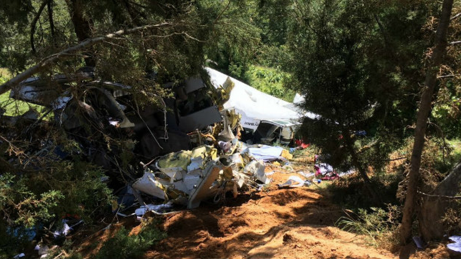 Patru morti si sapte raniti dupa ce un avion de mici dimensiuni s-a prabusit in Columbia, dupa 18 kilometri de zbor. FOTO