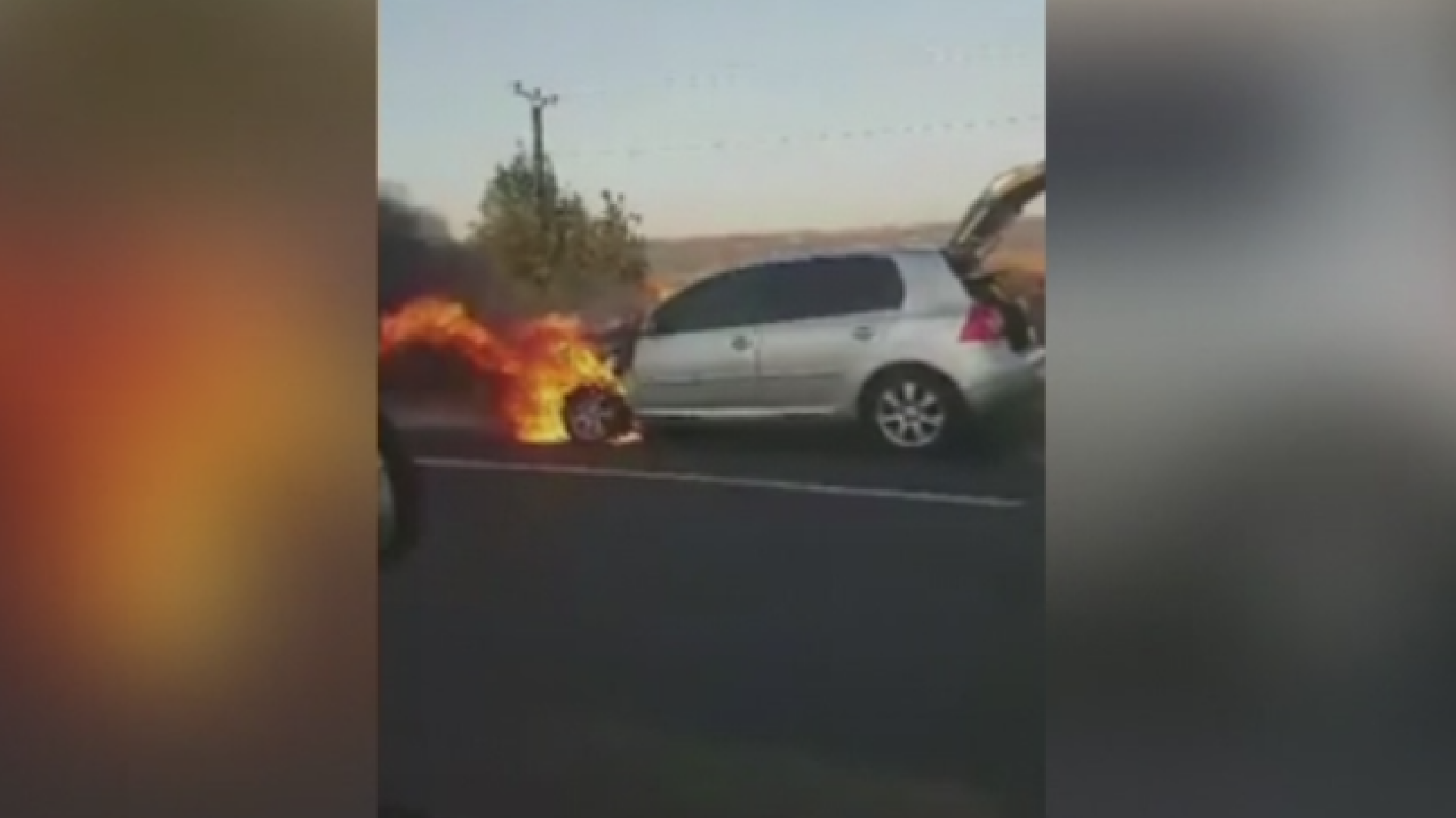 Masina in flacari pe un drum din Vrancea. Soferii din trafic au oprit sa-i ajute pe tinerii din autoturism