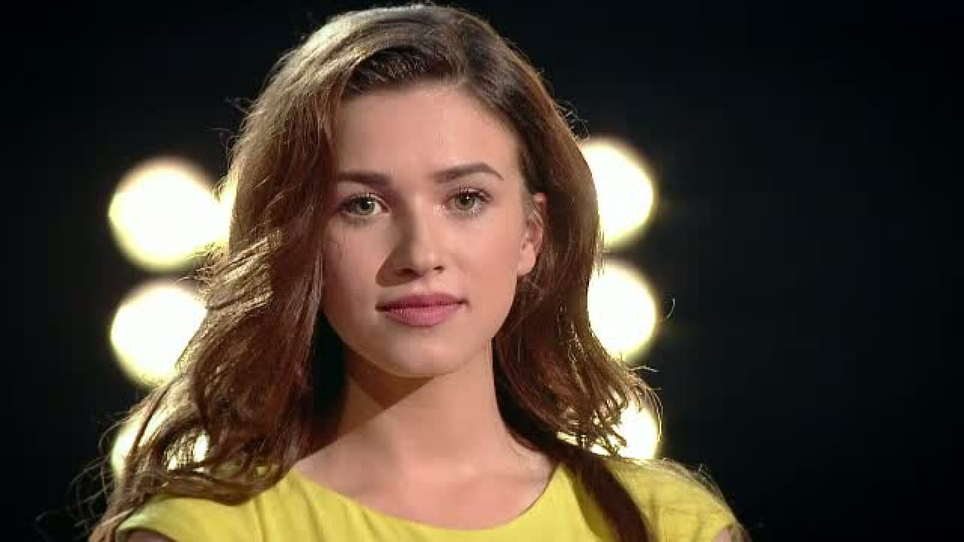 Cine sunt concurentii care au intors toate scaunele juratilor la Vocea Romaniei. "Mi-a plecat mana din umar cand ai cantat"