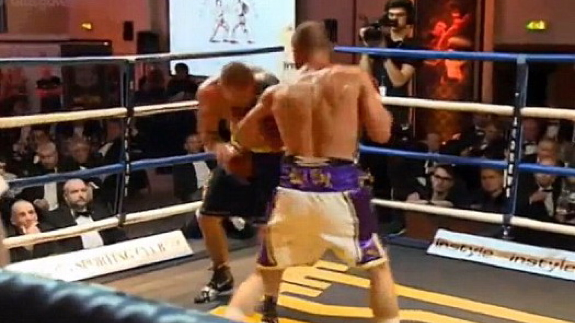 Boxerul scotian Mike Towell a murit dupa un meci pentru titlul Marii Britanii la semi-mijlocie. Imagini din timpul partidei