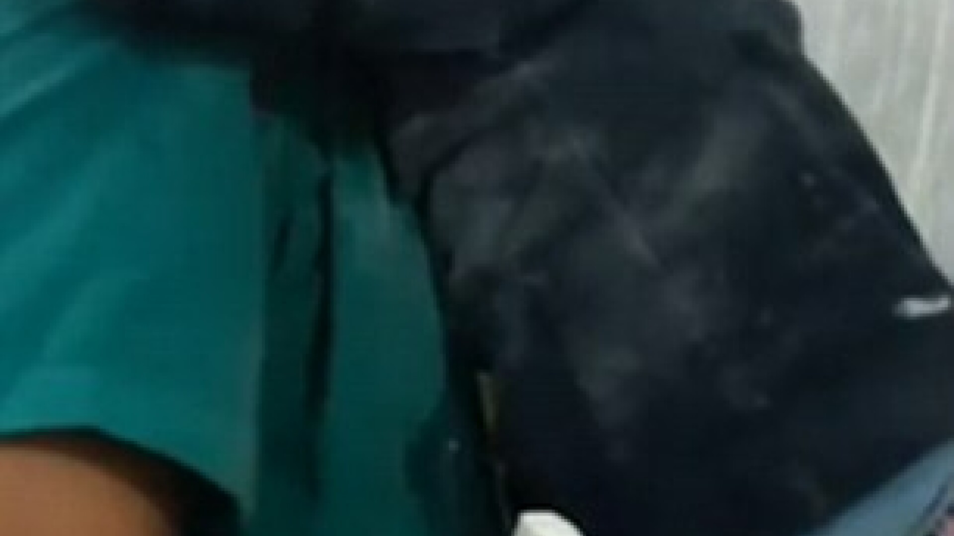 "Asa arata agonia". Momentul in care un baietel din Alep refuza sa se desprinda din bratele unui asistent medical. VIDEO