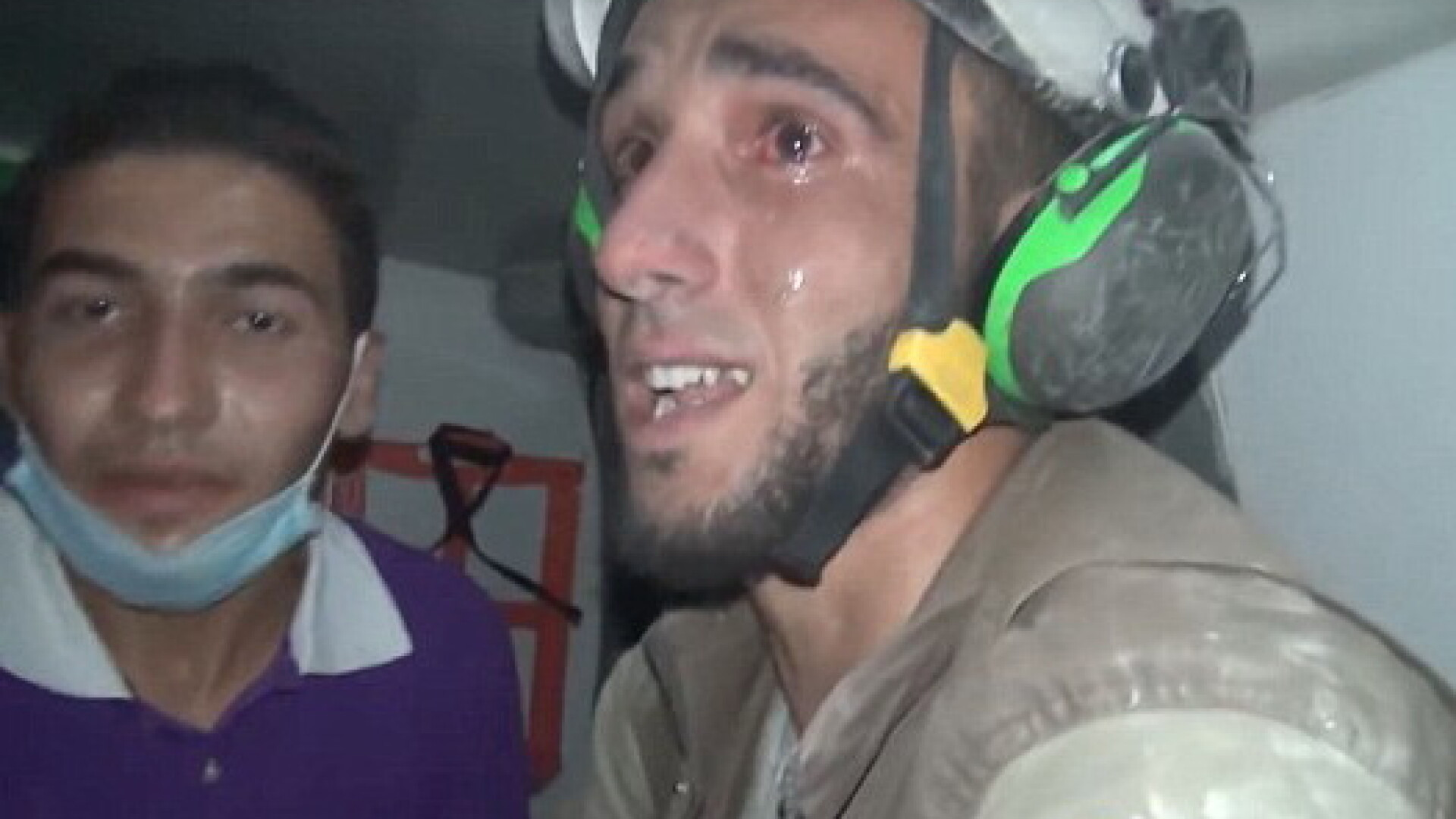 Cel mai mare spital din estul Alepului, bombardat din nou. Un salvator a izbucnit in lacrimi dupa ce a salvat o fetita. VIDEO