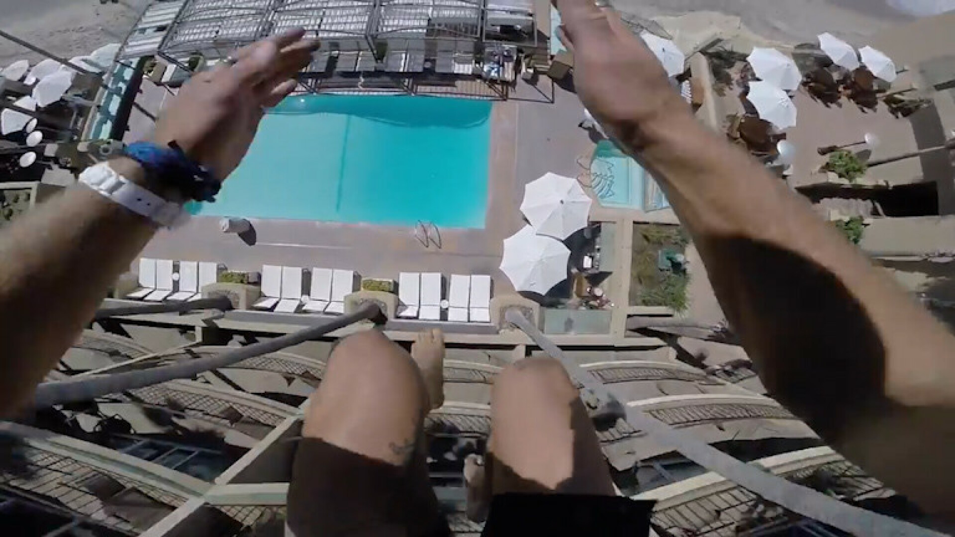 Ce face un barbat de fiecare data cand vede o cladire e incredibil. A fost la un pas de moarte. VIDEO