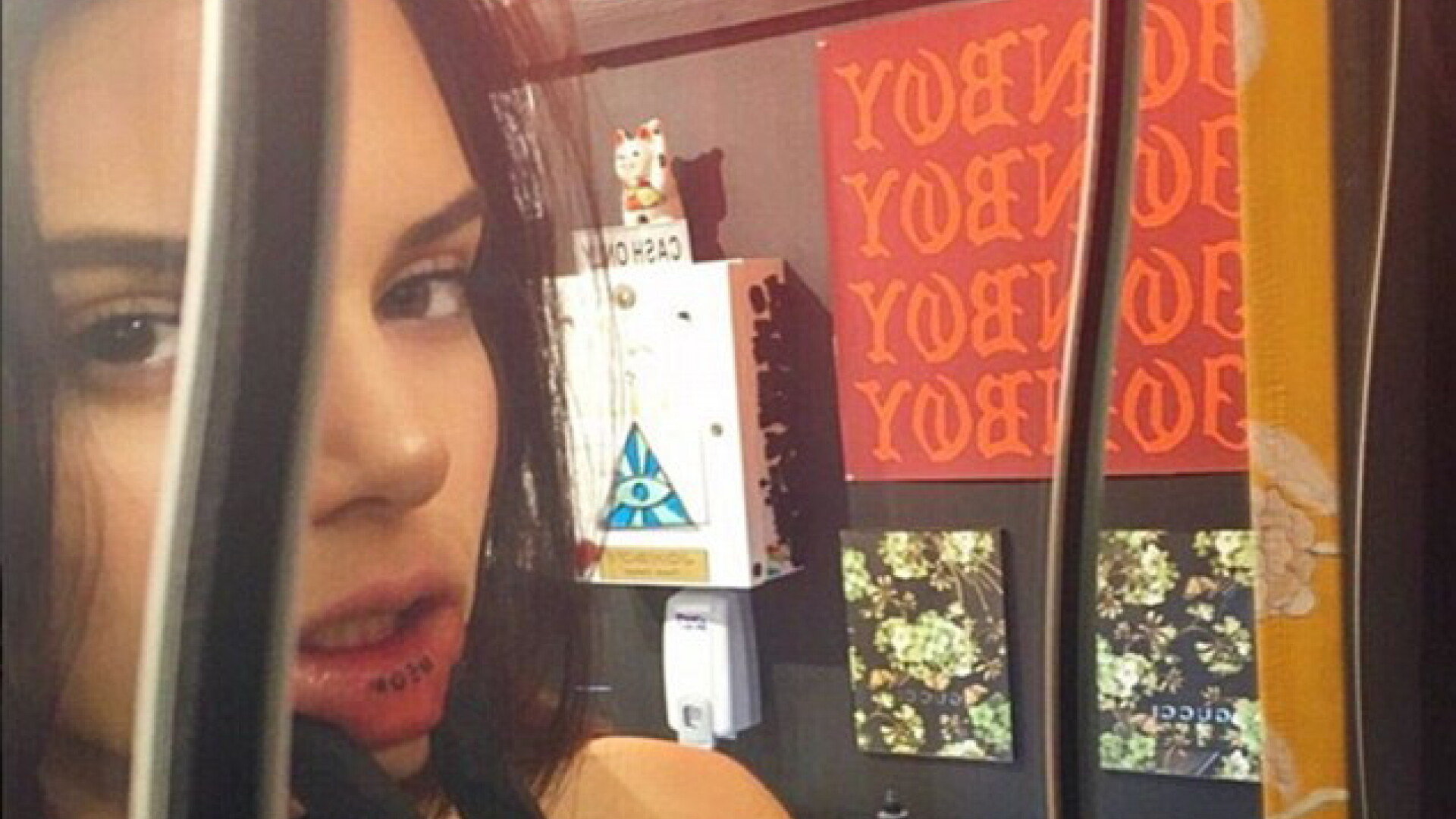 Tatuajul pe buza pe care Kendall Jenner si l-a facut la New York. Ce scrie pe interiorul buzei