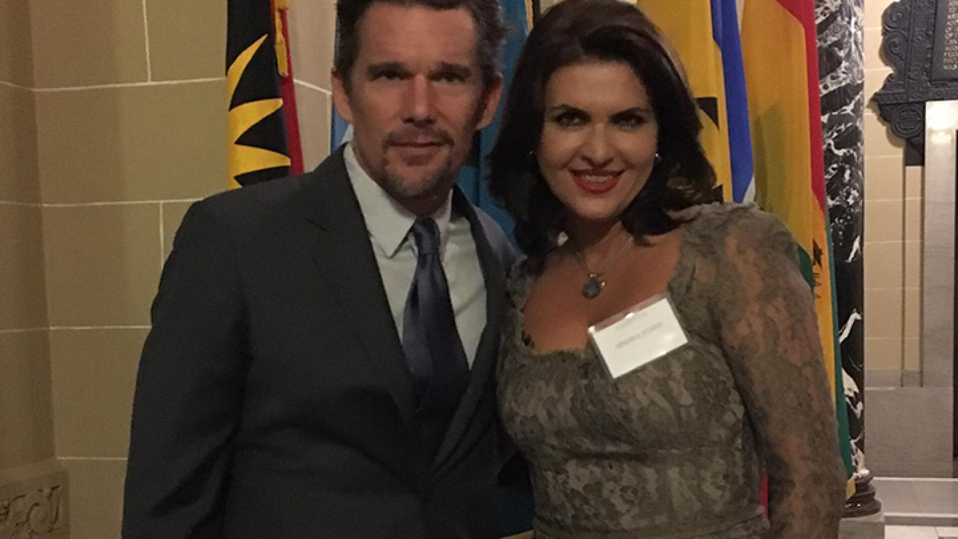 Un politician din Romania divorteaza iar sotia lui se pozeaza cu Ethan Hawke. "Fiecare cu alte prioritati"