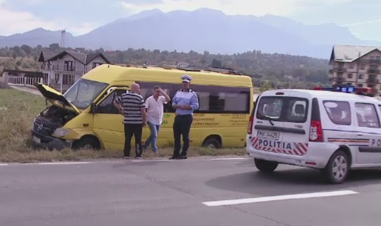 Un microbuz cu turisti bulgari, implicat intr-un accident la iesirea din Bran. Patru persoane au fost ranite